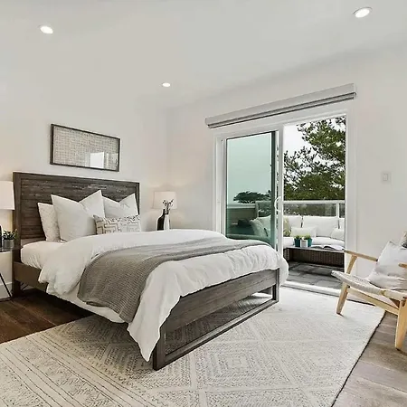 Deluxe Room With Private Bathroom & Full Amenities